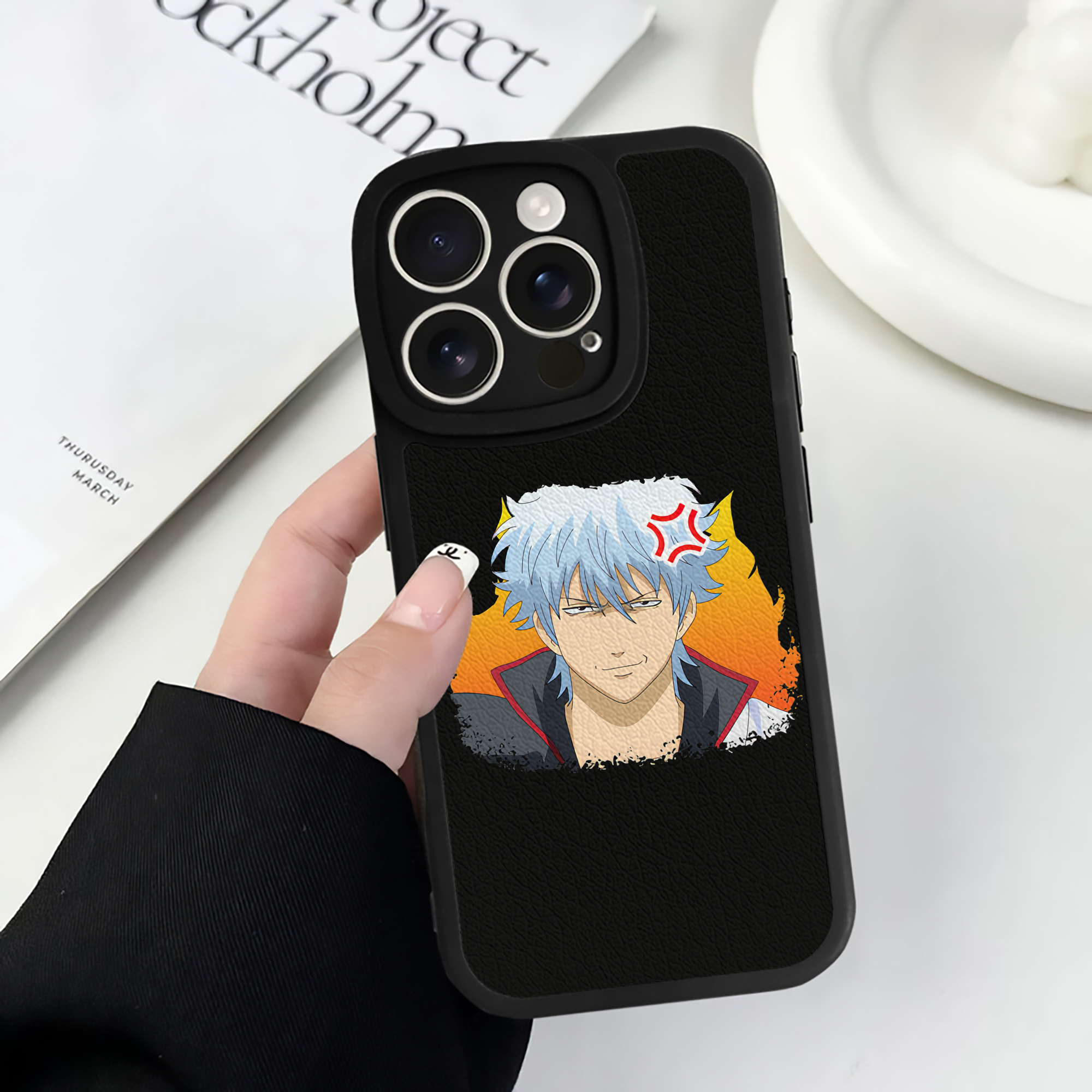 （画像用） ぎんたま 坂田銀時（さかたぎんとき） 神楽 志村新八（しむら しんぱち） GINTAMA Sakata Gintoki Kagura Shimura Shinpachi 【iPhone 16シリーズ対応】シリコンスマホケース（レザー調） 材質：シリコン